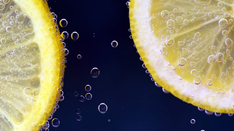 lemon, under water, 6k (horizontal)