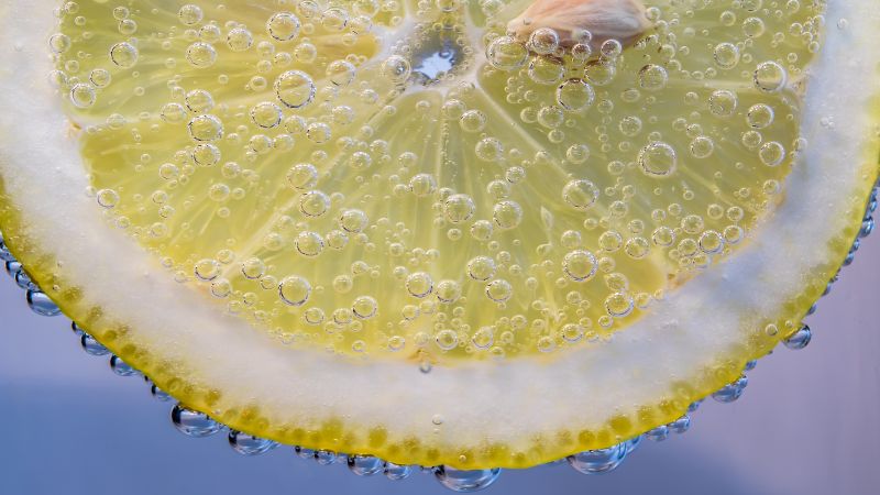lemon, under water, 5k (horizontal)