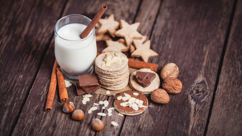 milk, drinks, spices, cinnamon, nuts, walnuts, hazelnuts, almonds, chocolate, baking, figurines, cookie (horizontal)