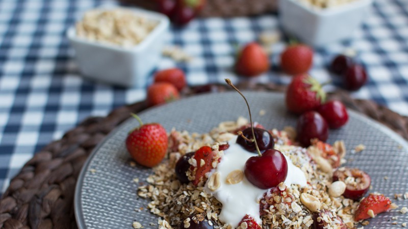 Muesli, oatmeal, berries, cherries, strawberries (horizontal)