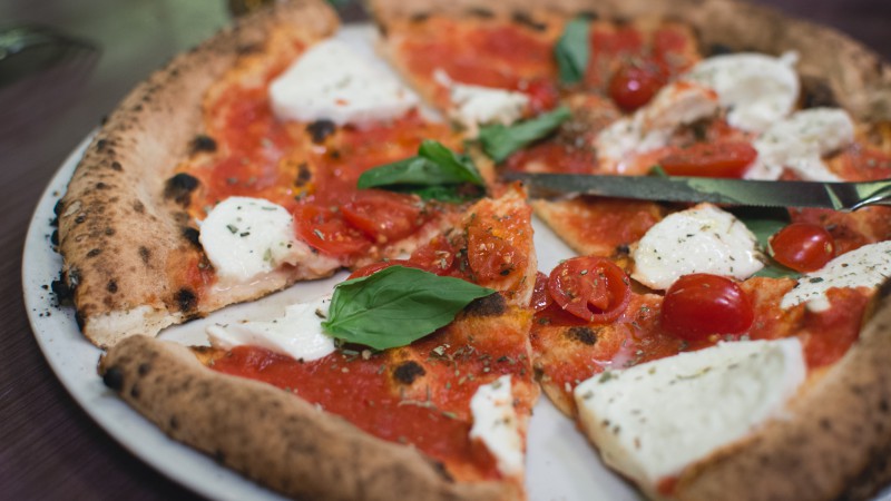 Pizza, tomato, mozzarella, basil (horizontal)