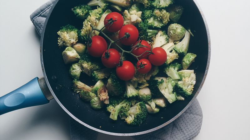 Brussels sprouts, tomato, pan (horizontal)