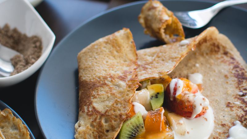 Pancakes, fruit, kiwi, strawberry, peach (horizontal)