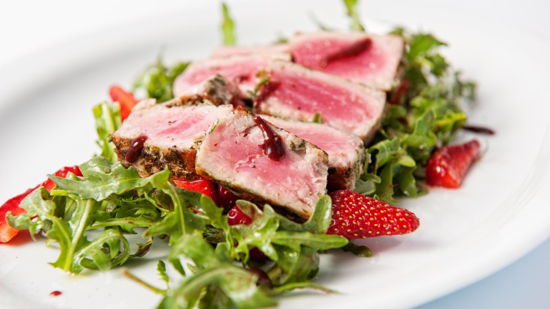 arugula salad, roast beef, raspberry sauce, strawberry (horizontal)