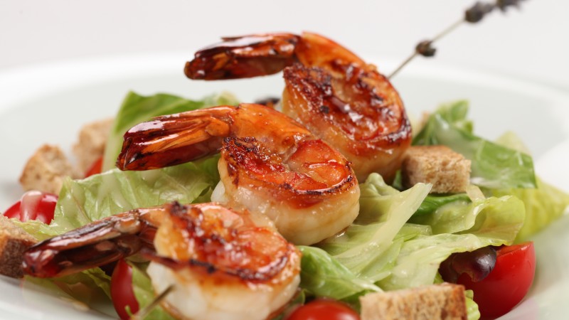 Seafood salad, krivetki, mix lettuce, cherry tomatoes, croutons (horizontal)