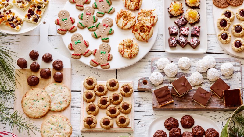 holiday cookies, chocolate, ginger, dried fruit, gingerbread man (horizontal)