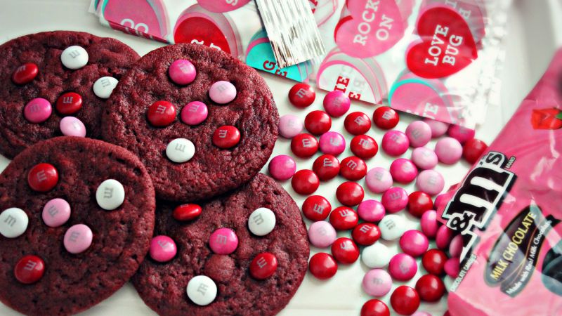 Cookies, pink, M&Ms (horizontal)