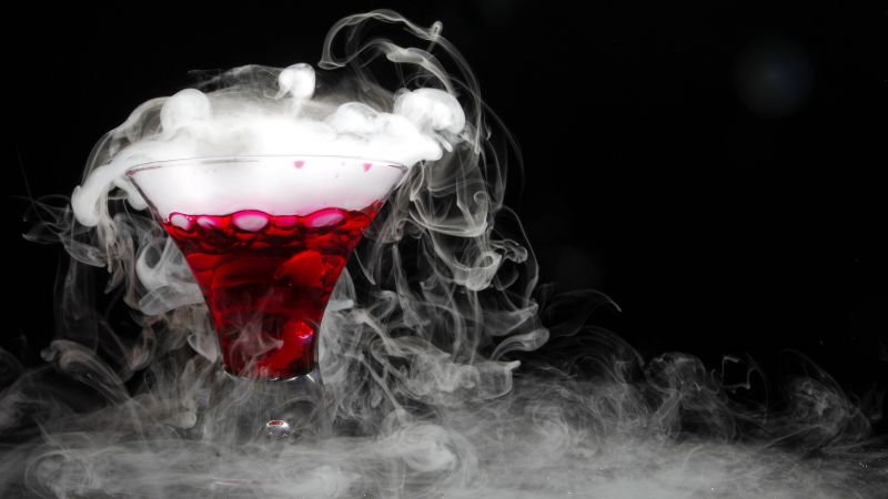 Cocktail, dry ice (horizontal)