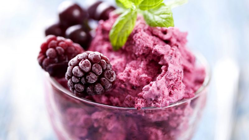 Ice cream, blueberries, mint (horizontal)