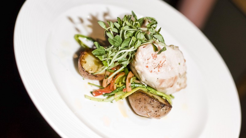 Medallions, arugula, potatoes, vegetables, gravy (horizontal)