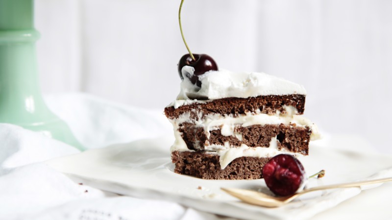 cake, sponge cake, cream, cherry, rum (horizontal)