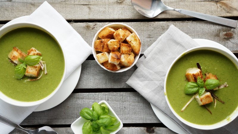 puree soup, peas, leeks, garlic, paprika, croutons (horizontal)