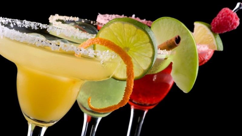 cocktails, fruit, orange, apple, lime, strawberries, ice, sugar (horizontal)