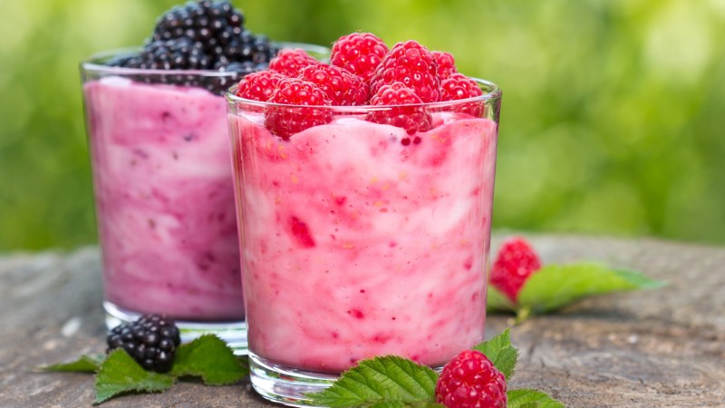 smoothies, fruit, raspberries, blackberries, mint (horizontal)