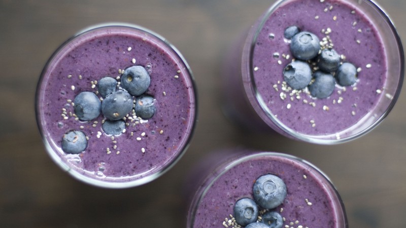 smoothies, fruit, blueberry, sesame (horizontal)