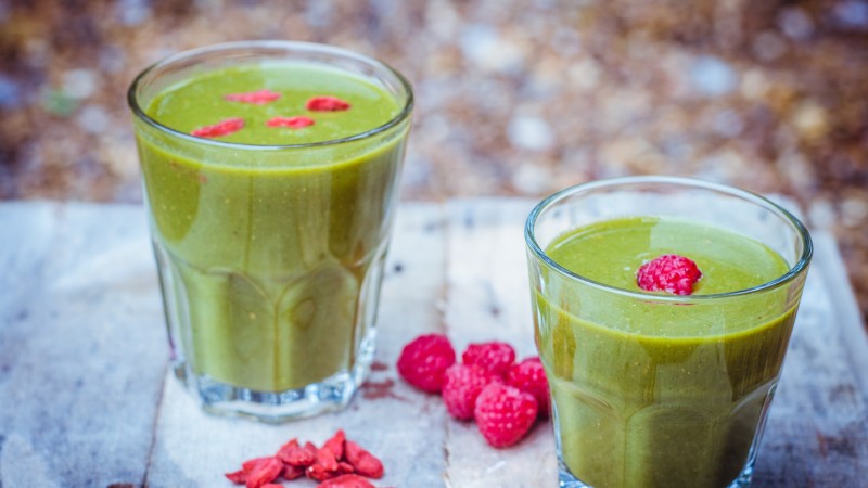 smoothies, raspberries, cabbage, apples, goji berries (horizontal)