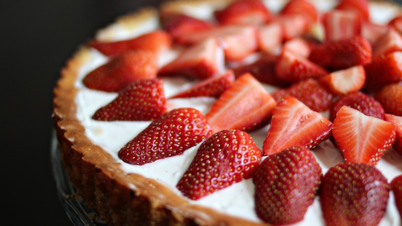 Tart, soufflé, strawberries (horizontal)