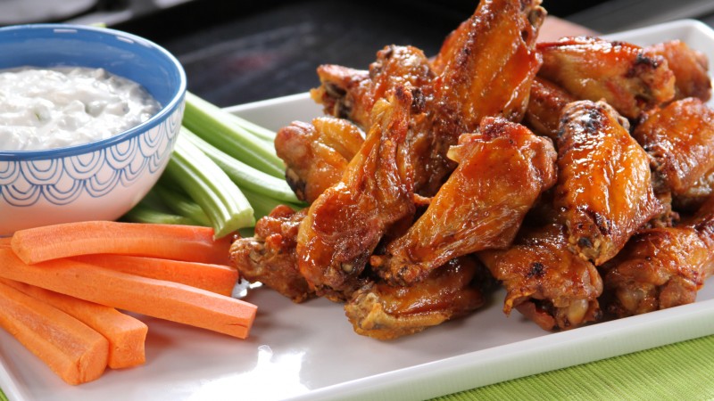 Buffalo wings, sauce, vegetables, carrots (horizontal)