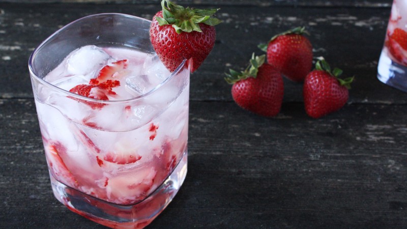 cocktails, strawberry, cream, ice (horizontal)