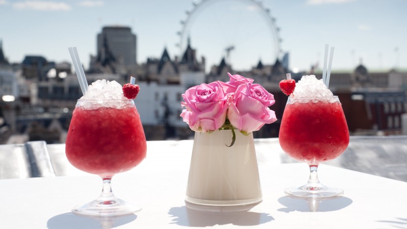 cocktails, Bacardi, ice, strawberries, raspberries, flowers, London (horizontal)