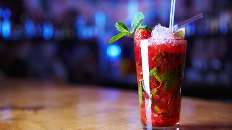 cocktails, mojitos, strawberry, ice, mint (horizontal)