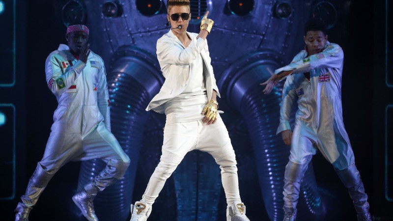 Justin Bieber, Justin Drew Bieber, artists, music, golden gloves, white, jeans, T-shirt, jacket, sneakers, concert (horizontal)