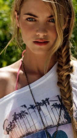 Elyse Taylor, model, look, t-shirt, leaves, green (vertical)