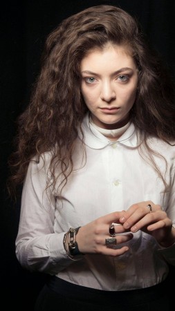 Lorde, Most Popular Celebs in 2015, grammys, singer, songwriter, black (vertical)