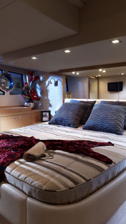 Sunseeker yacht Portofino 48, yacht, high-tech, bedroom (vertical)