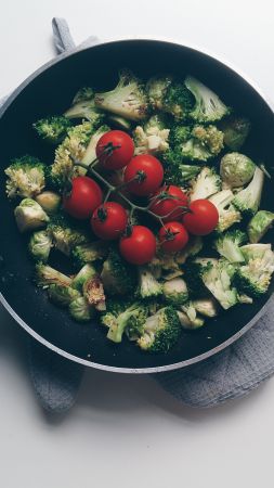 Brussels sprouts, tomato, pan (vertical)