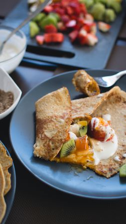 Pancakes, fruit, kiwi, strawberry, peach (vertical)