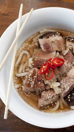 Hainan soup, noodles, lamb, sesame seeds, pepper (vertical)