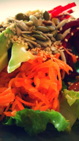 Salad, Lettuce, tomato, avocado, sesame seeds, carrots, sunflower seeds (vertical)