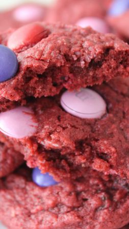 Cookies, pink, M&Ms (vertical)