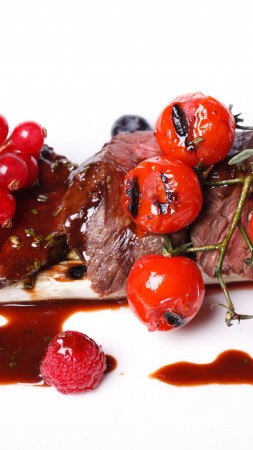 Medallions of pork, meat, asparagus, raspberries, red currant sauce, cherry tomatoes (vertical)