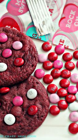 Cookies, pink, M&Ms (vertical)