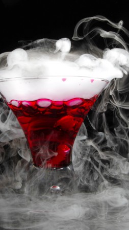 Cocktail, dry ice (vertical)