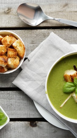 puree soup, peas, leeks, garlic, paprika, croutons (vertical)