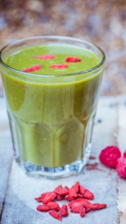 smoothies, raspberries, cabbage, apples, goji berries (vertical)