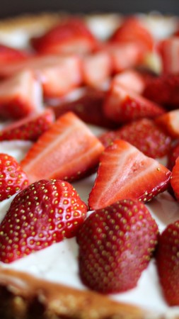 Tart, soufflé, strawberries (vertical)