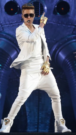 Justin Bieber, Justin Drew Bieber, artists, music, golden gloves, white, jeans, T-shirt, jacket, sneakers, concert (vertical)