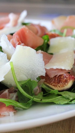 arugula, prosciutto, cheese, figs, peaches, recipe, cooking (vertical)