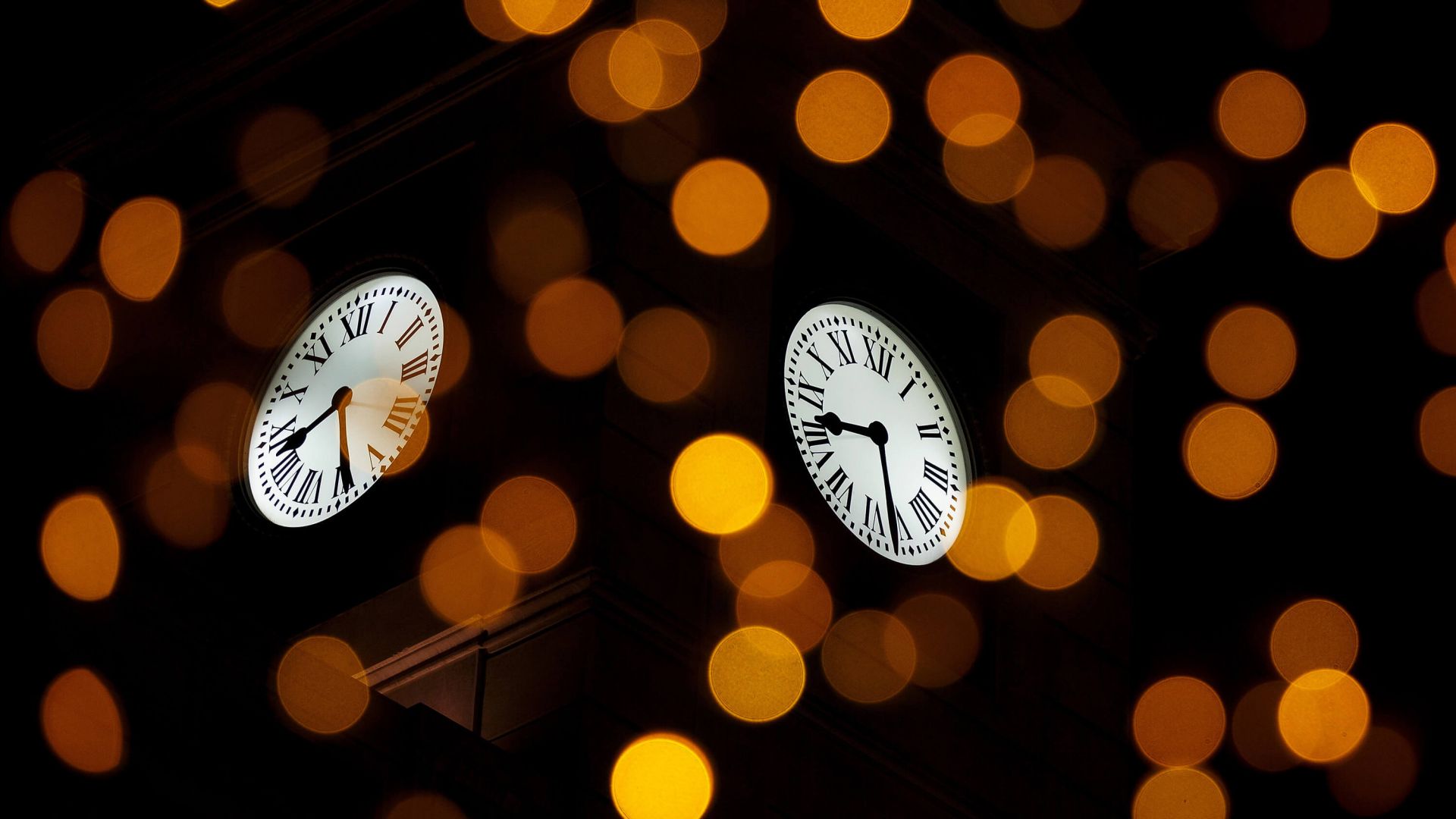 clock, Puerta del Sol, Madrid, Spain, 4K (horizontal)